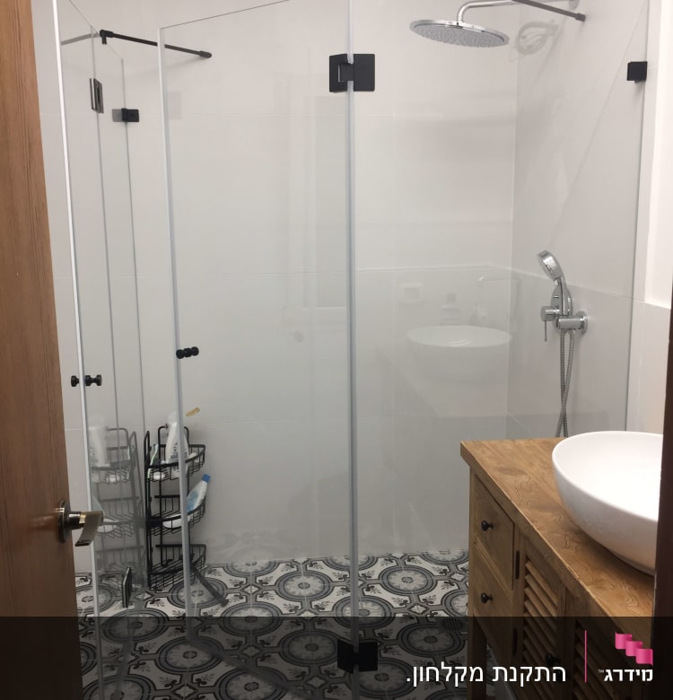 מקלחון זכוכית עם ראש מקלחת עגול ומדף מוצרים